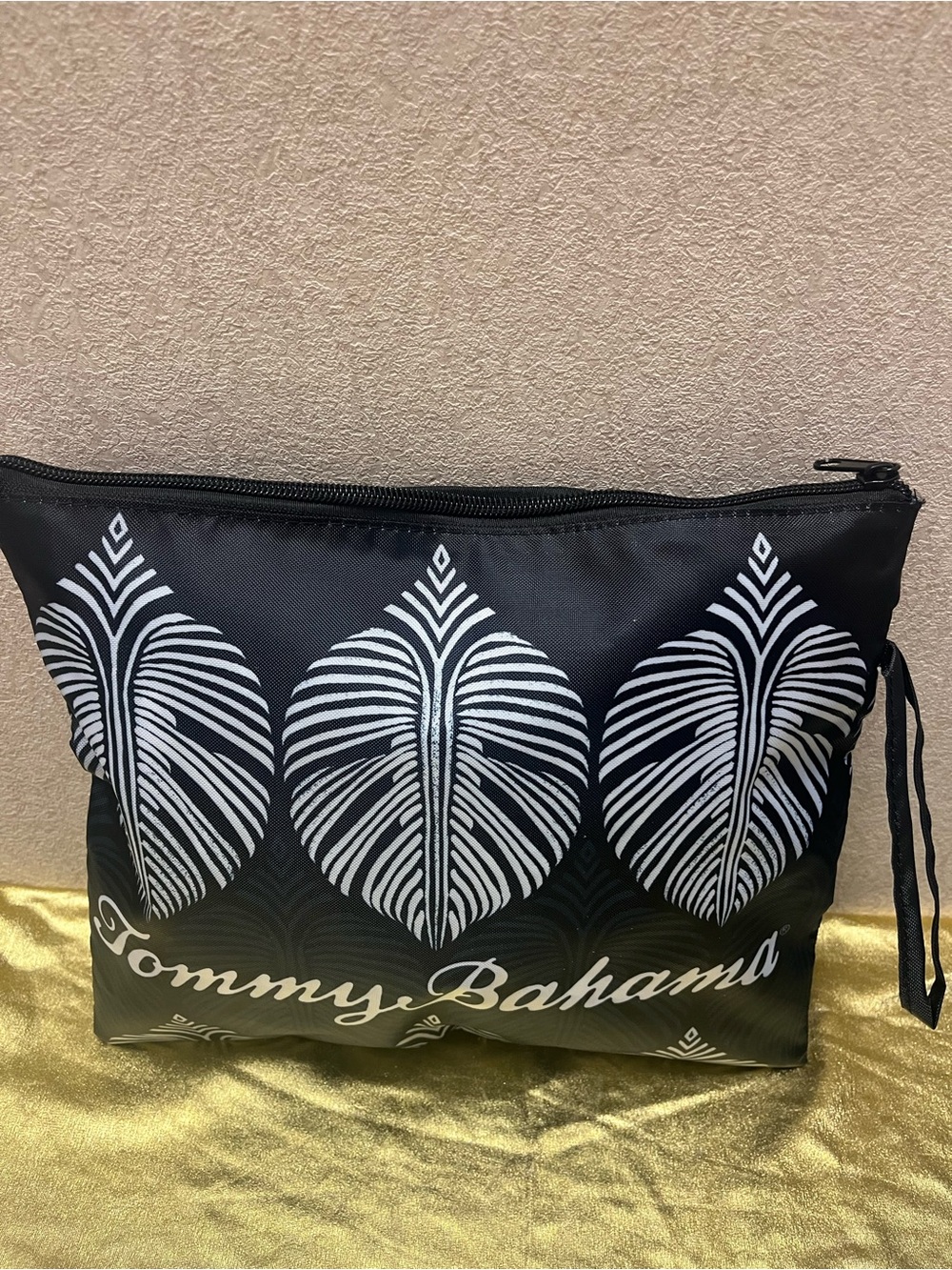 Tommy Bahama Black and White Tropical Leaf Zip Makeup or Runaround Bag 😍